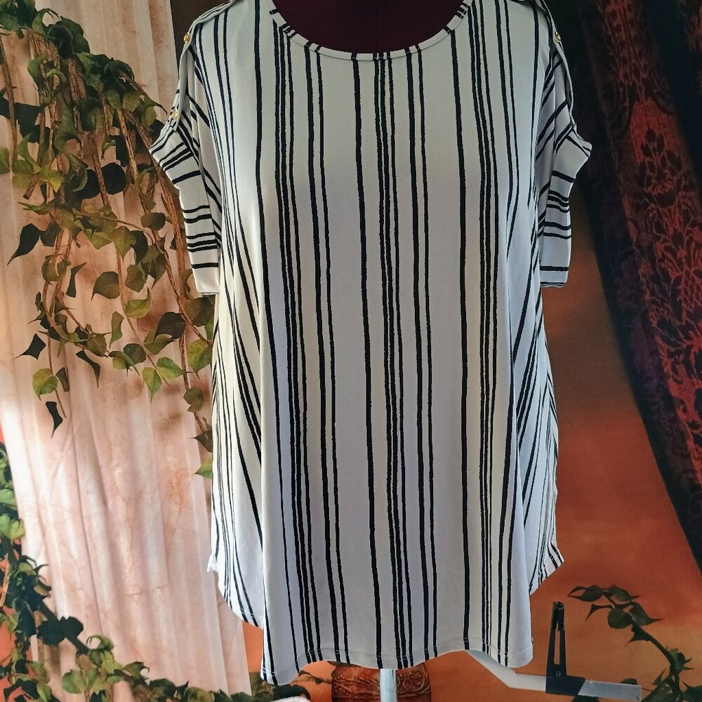EUC: AUW Sze. 2X Black & White Striped Blouse
